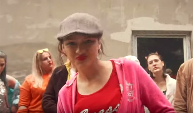 УРНЕБЕСНА ПАРОДИЈА НА БАХАТЕ БЕОГРАДСКЕ СРДЊОШКОЛЦЕ, КОЈИ СЕ ХВАЛЕ СКУПИМ СТВАРИМА: Ове чарапе, то ме коштало стадо оваца (ВИДЕО)